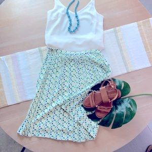 Knee length pleated skirt.